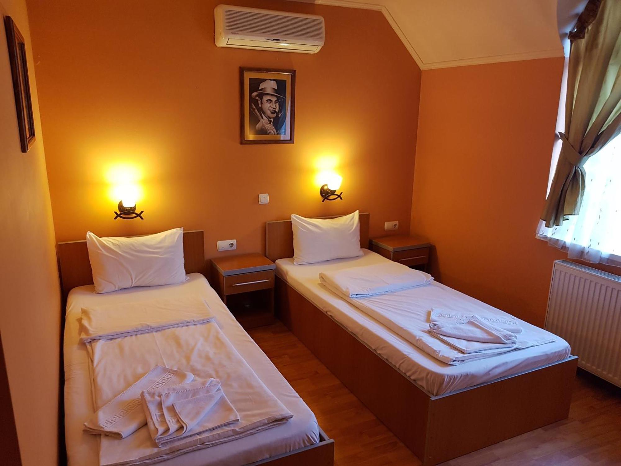 Motel Al Capone Satu Mare Buitenkant foto